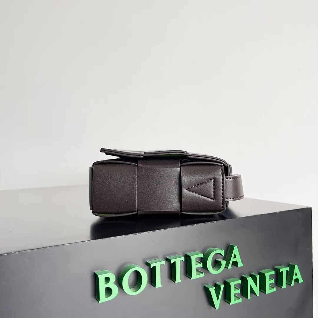 Batch 1520 BV|Qixi New Color Matching CASSETTE China Exclusive Limited Edition. Limited to 134 pieces in China. Available on the official website for 21500. Unique Chinese parrot green triangle buckle. Two-color urban leather. The lining of the bag is made of suede leather technology. It forms a style contrast with the outside and will never bump into the bag. Model: 708768; Size: 23*15*6cm